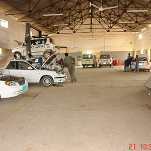 ورشة صيانة السيارات للجامعة